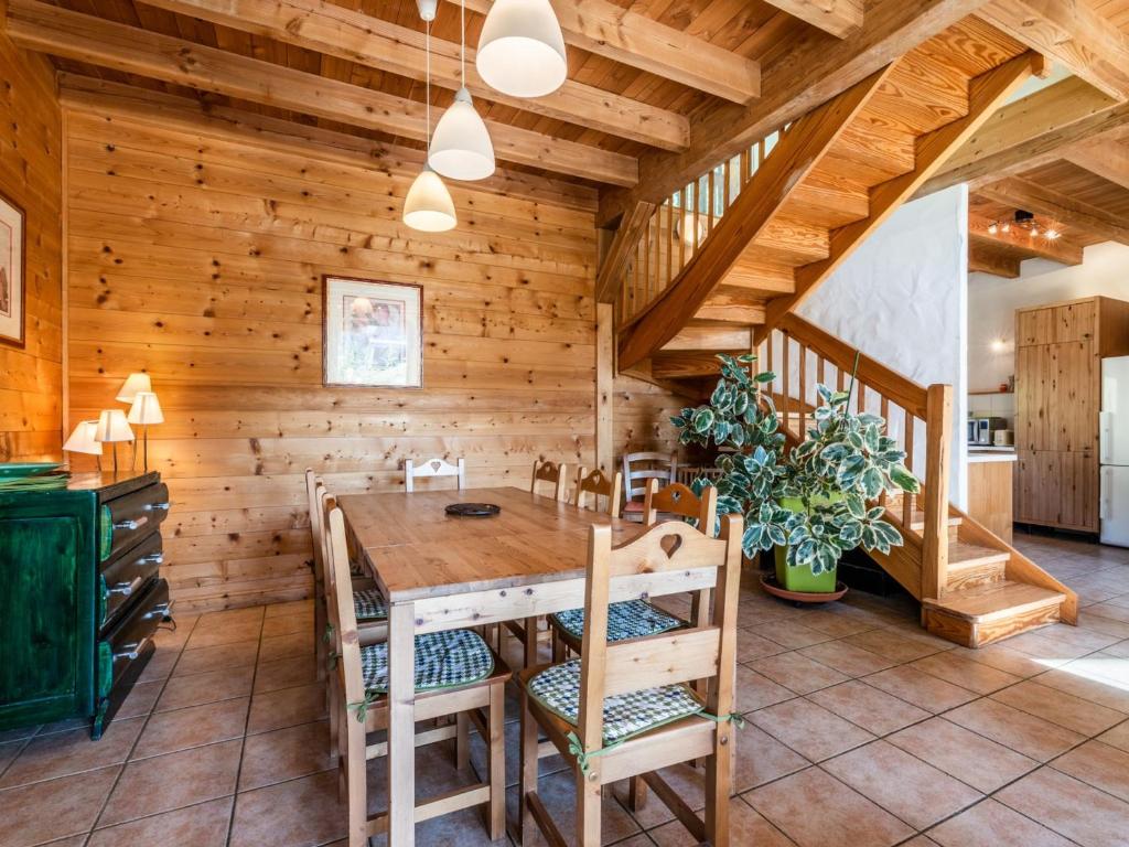 - une salle à manger avec une table et des chaises en bois dans l'établissement Chalet Les Gets, 5 pièces, 10 personnes - FR-1-671-96, aux Gets