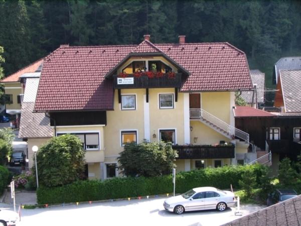 een huis met een auto ervoor geparkeerd bij Apartment Maca Bled in Bled