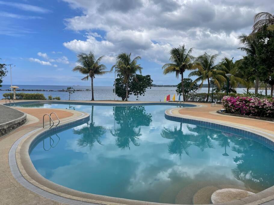 Bazén v ubytování Modern Chic Beachfront Unit at Canyon Cove Nasugbu nebo v jeho okolí