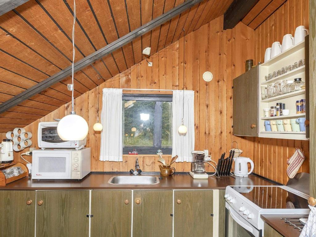Kuchyň nebo kuchyňský kout v ubytování 8 person holiday home in Løgstør-By Traum