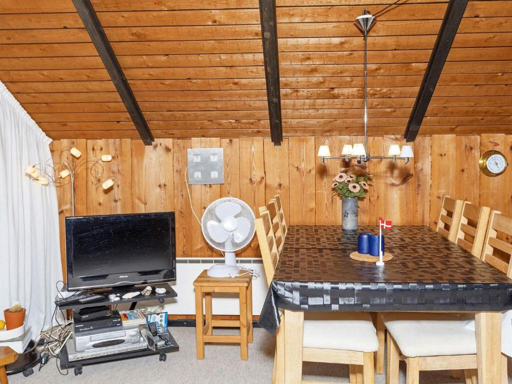 TV a/nebo společenská místnost v ubytování 8 person holiday home in Løgstør-By Traum