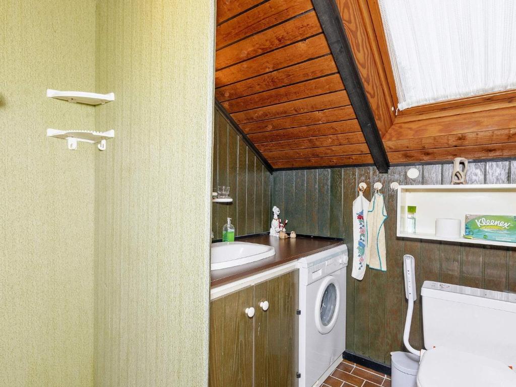 Kuchyň nebo kuchyňský kout v ubytování 8 person holiday home in Løgstør-By Traum
