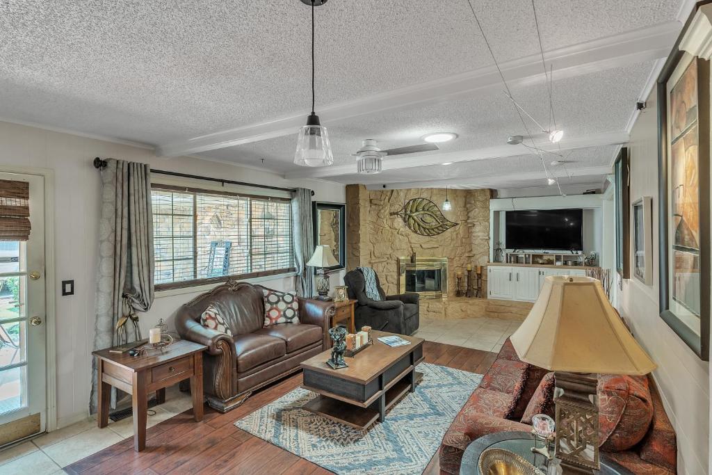 ein Wohnzimmer mit einem Sofa und einem Tisch in der Unterkunft Cozy 4 Bedroom Home - Minutes to Downtown Tulsa in Tulsa