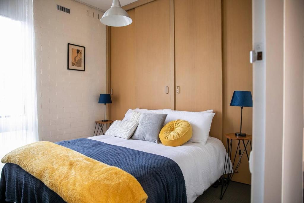 En eller flere senge i et værelse på 'Midcentury Gem' A Vibrant Stay in Geelong's Heart