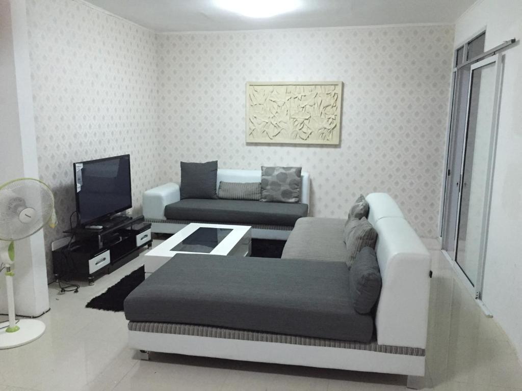sala de estar con sofá y TV en Star inn, en Karangtengah