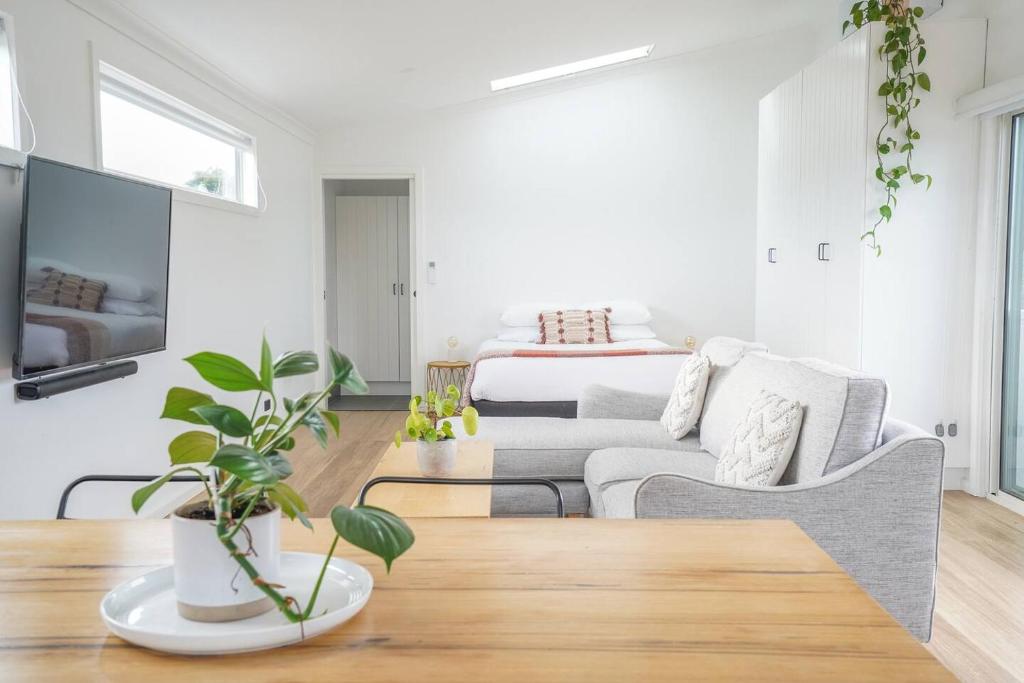 Uma área de estar em Charming Highton Hideaway between CBD and Surf Coast