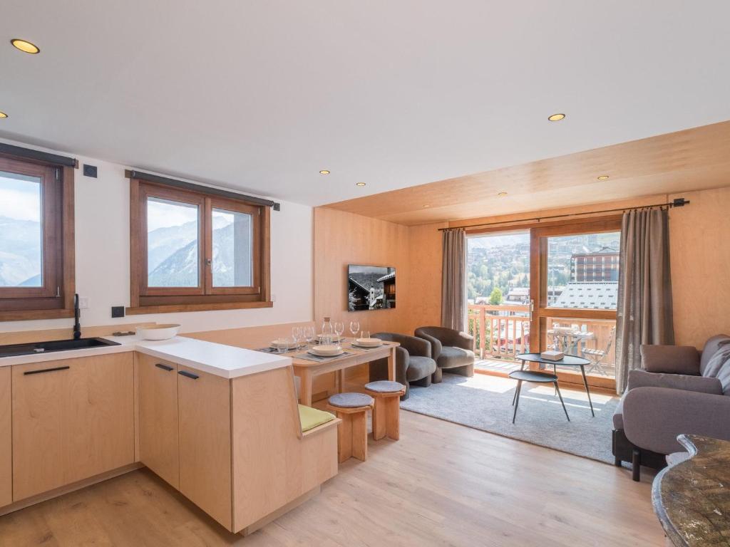Ruang duduk di Appartement lumineux 50m² au centre de Courchevel Village, proche des pistes et commerces - FR-1-562-77