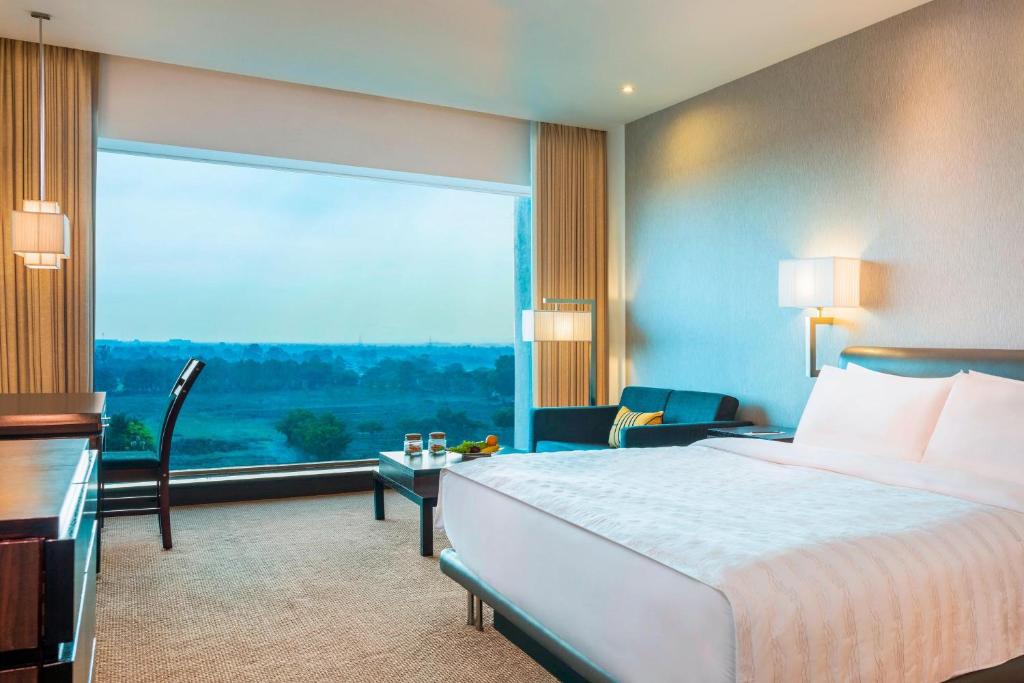 Postel nebo postele na pokoji v ubytování Le Meridien Nagpur