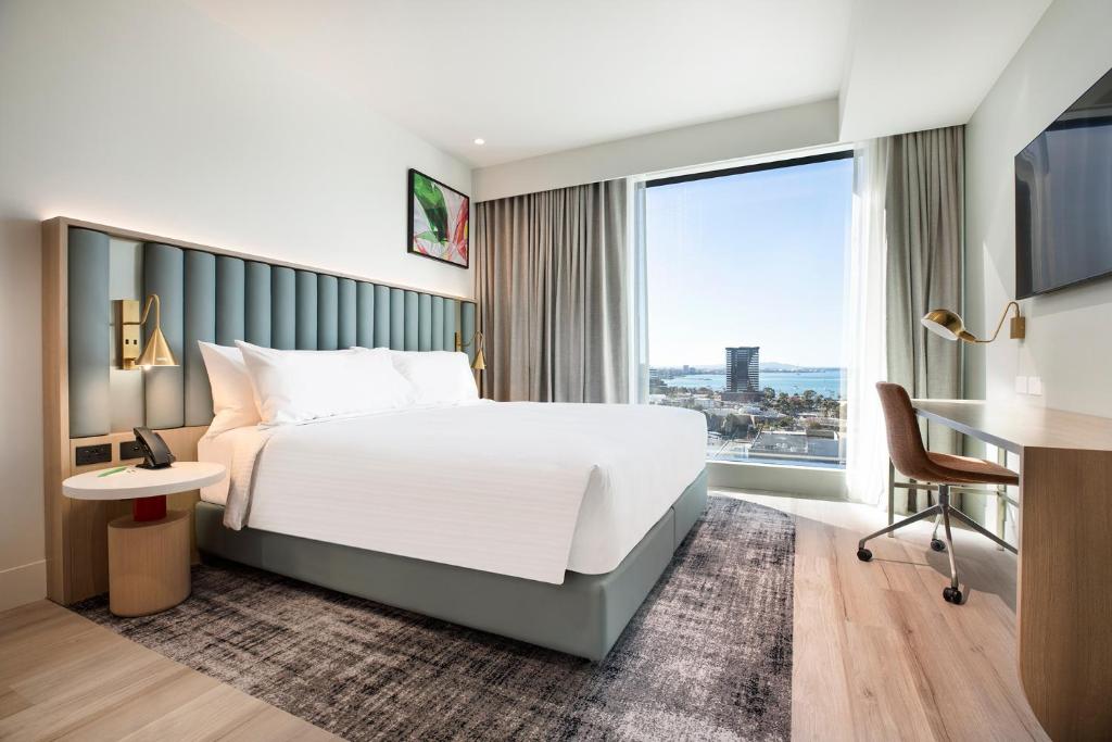 Postel nebo postele na pokoji v ubytování Holiday Inn & Suites Geelong by IHG