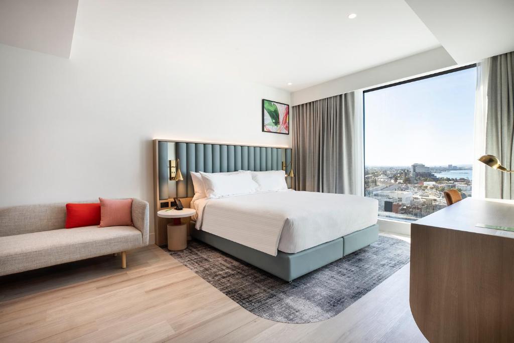 Postel nebo postele na pokoji v ubytování Holiday Inn & Suites Geelong by IHG