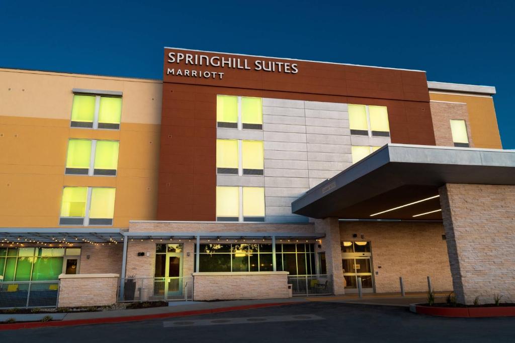 un bâtiment avec un panneau indiquant le marché des suites springfield dans l'établissement SpringHill Suites by Marriott Newark Fremont, à Newark