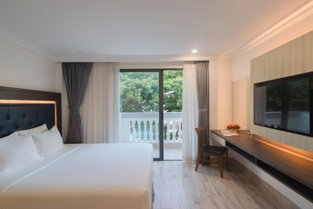 Giường trong phòng chung tại Seven Seas Hotel Nha Trang
