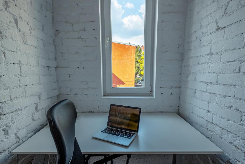 Nespecifikovaný výhled na hory nebo výhled na hory při pohledu z hostelu