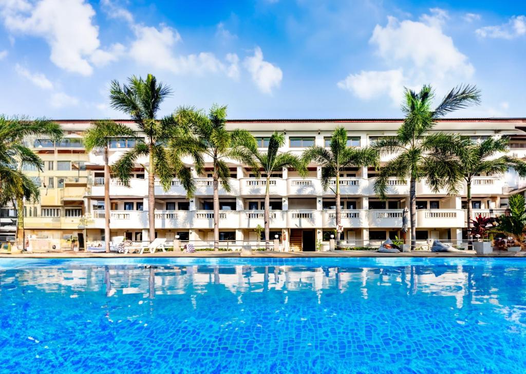 une grande piscine en face d'un complexe dans l'établissement Bay Beach Resort, à Choeng Mon Beach