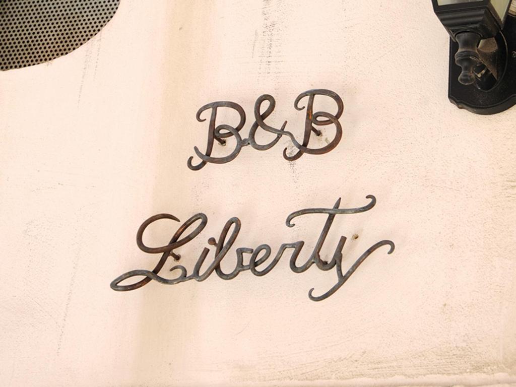 een bord met de woorden grote bibliotheek op een muur bij B&B Liberty in Andria