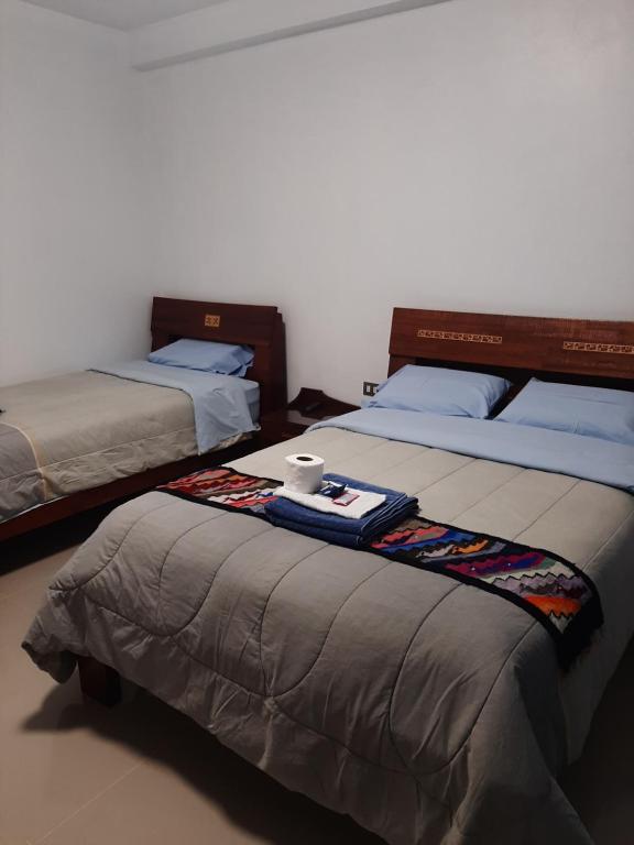 dos camas sentadas una al lado de la otra en una habitación en Súmaq Puñuy, en Yungay