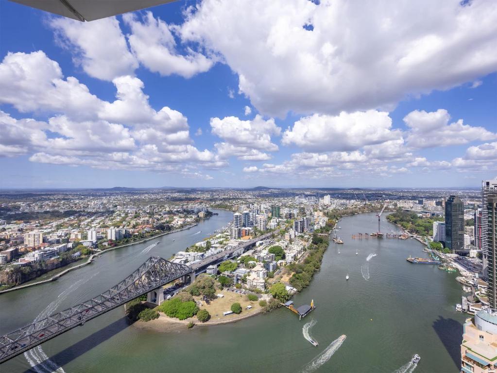 una vista aérea de un río con ciudad en Skyline & Riverview Skyhigh Seduction Luxe Apt, en Brisbane