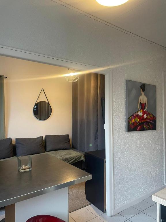 un soggiorno con un divano e un tavolo di Studio du Vercors a Fontaine