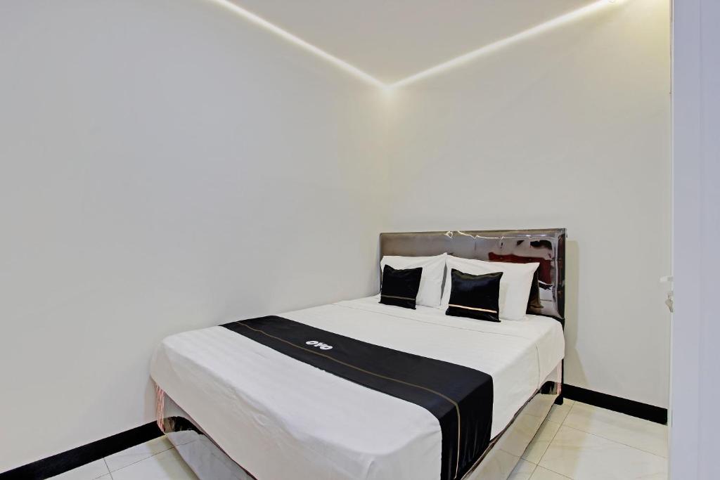 En eller flere senger på et rom på Collection O 92972 Gaharu Hotel