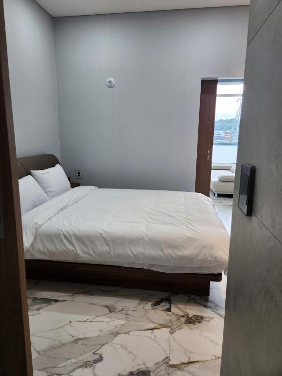 Postel nebo postele na pokoji v ubytování Suite Stay Yeosu