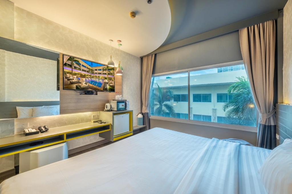 Qiu Hotel Sukhumvit - BTS On Nut Station - 豪华池景楼上