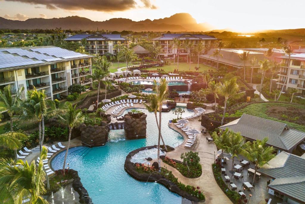 una vista aérea de un complejo con un parque acuático en Koloa Landing Resort at Po'ipu, Autograph Collection en Koloa