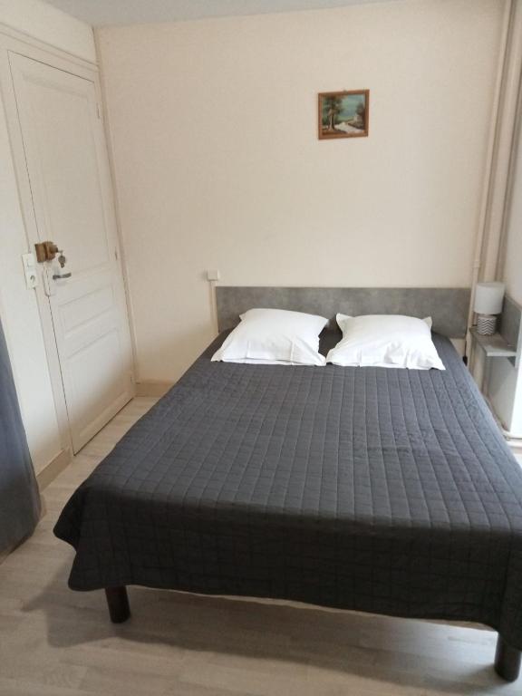 Una cama o camas en una habitaci&oacute;n de H&ocirc;tel Restaurant de la Gare (Studios Du Breuil)