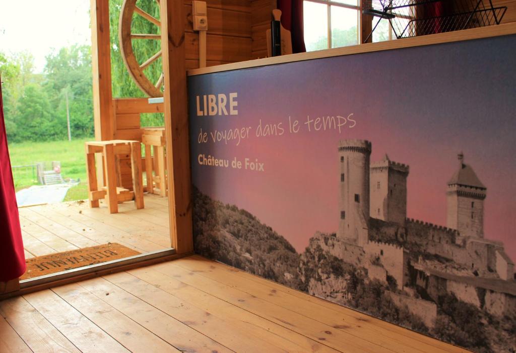 una señal para una casa con una foto de un castillo en Chalet Ariégeois, en Saint-Ybars