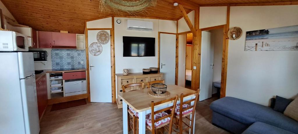 Kuchyň nebo kuchyňský kout v ubytování CHALET 35m2 climatisé 2 chambres vue mer
