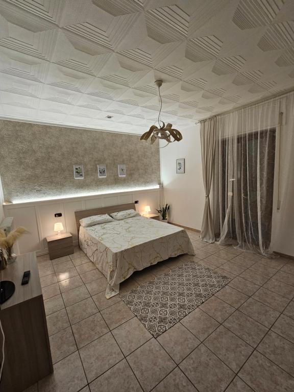 1 dormitorio grande con cama y techo en House Gardenie B&B, en Crispiano