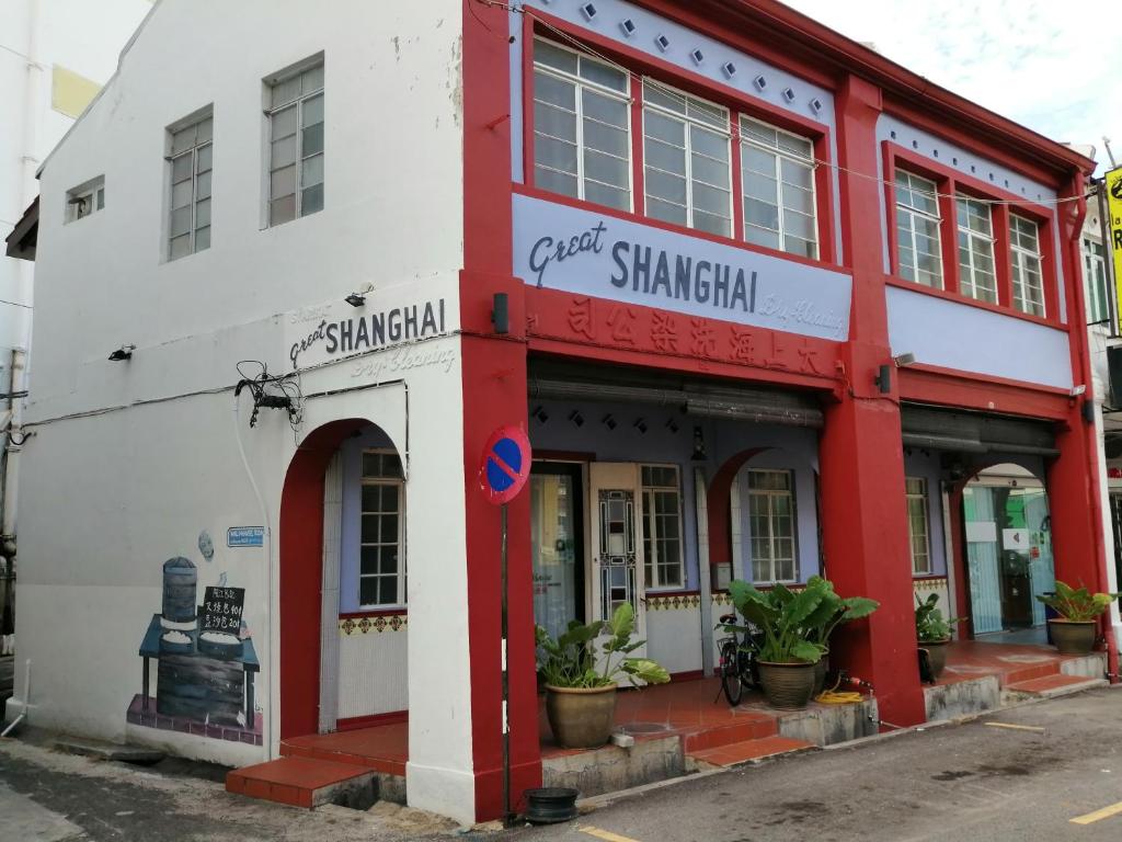un edificio rosso e bianco su una strada di New Great Shanghai Female Hostel a George Town