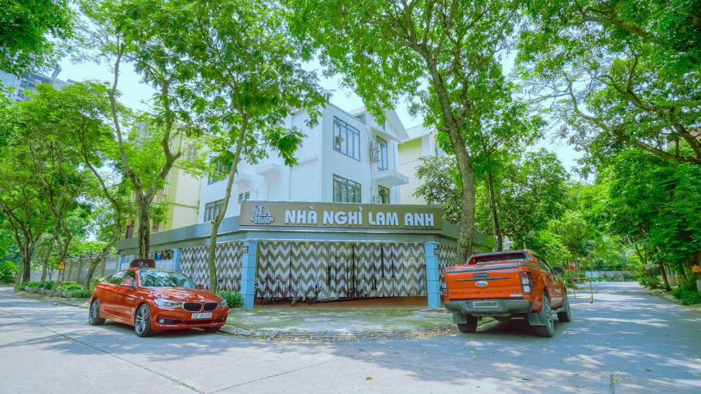 ハノイにあるLam Anh Hotel 1 Pháp Vân Hoàng Mai 23BT1の北中央旅館前に停車する赤いトラック