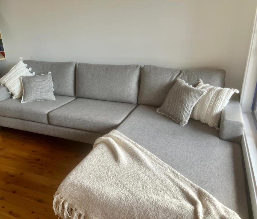 Posezení v ubytování Copacabana 4 61 Sandy Point Rd - water views, air con and WiFi