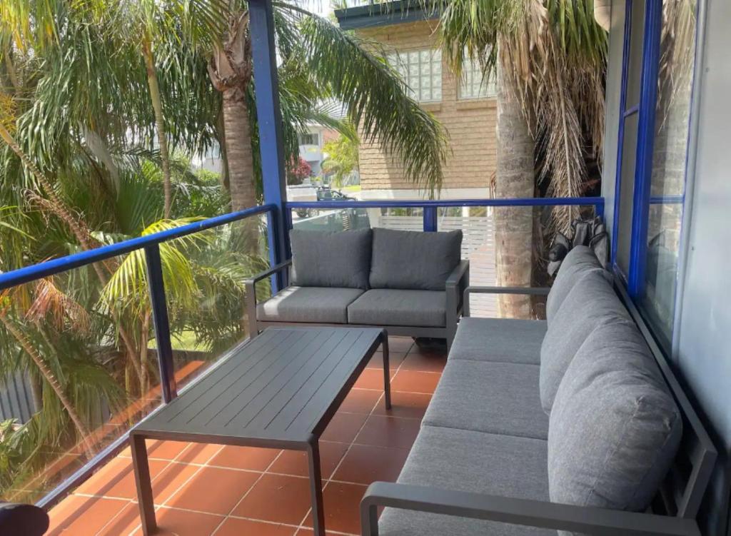 Posezení v ubytování Copacabana 4 61 Sandy Point Rd - water views, air con and WiFi
