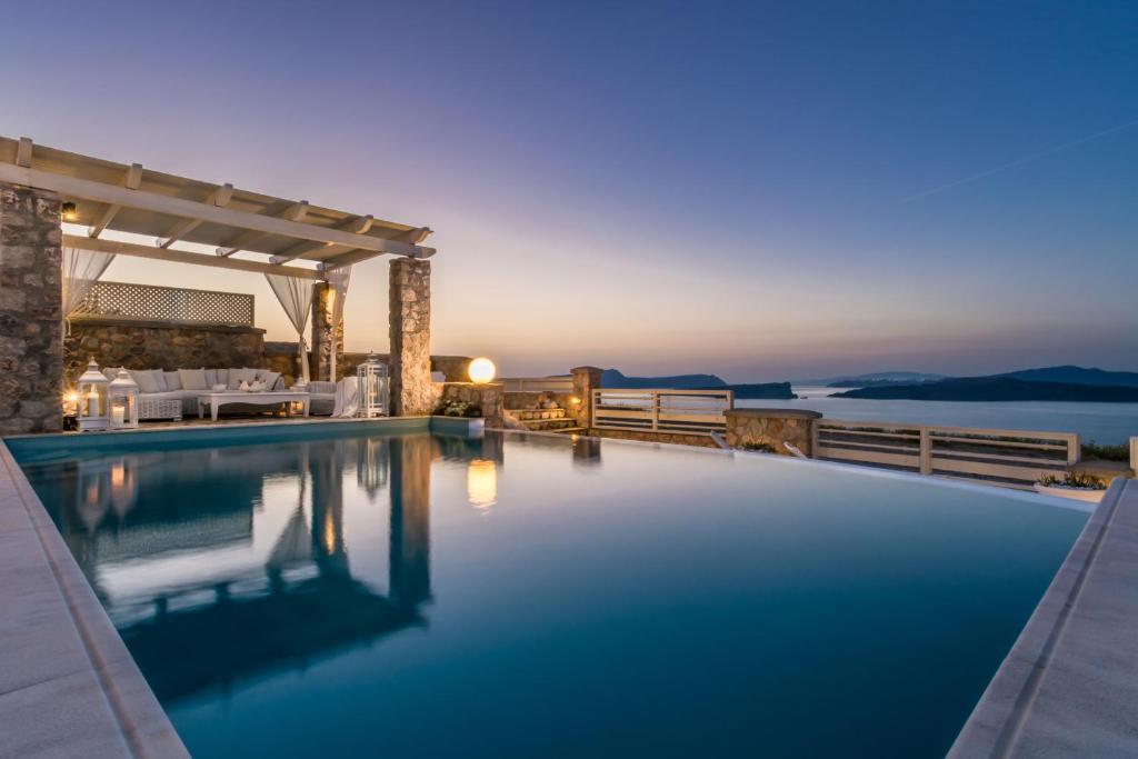 una piscina con vistas al agua en Michaela Residence, en Akrotiri