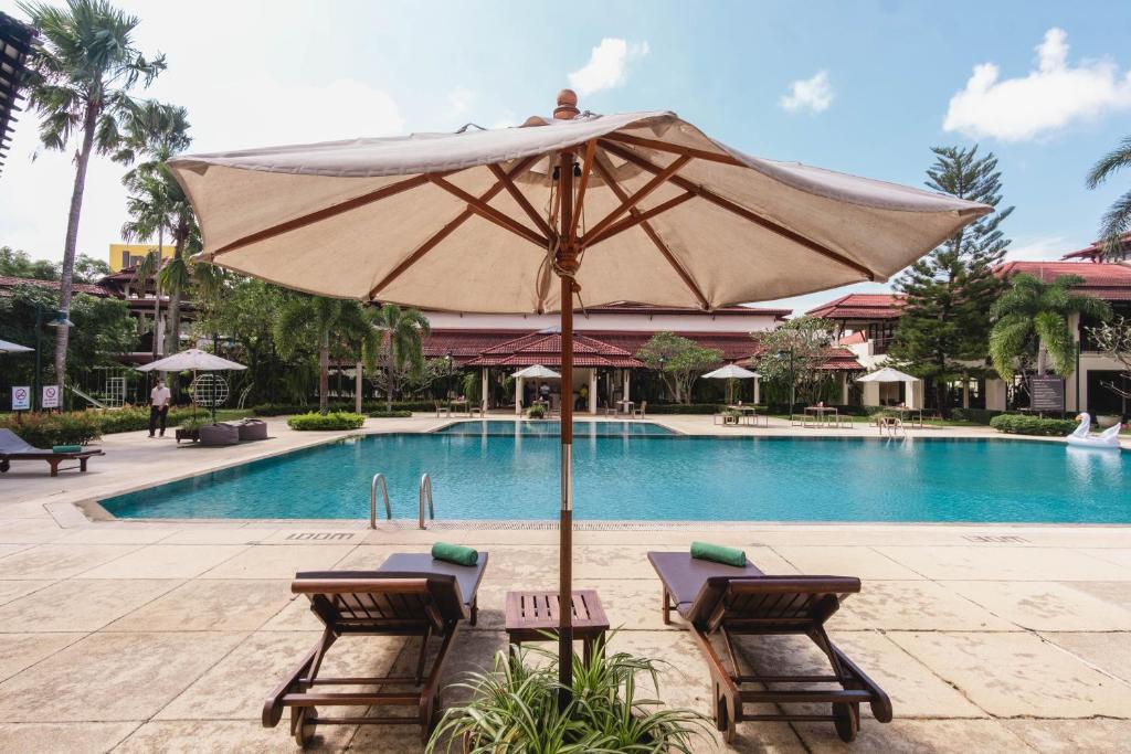 Bazén v ubytování Maneechan Resort - SHA Extra Plus nebo v jeho okolí