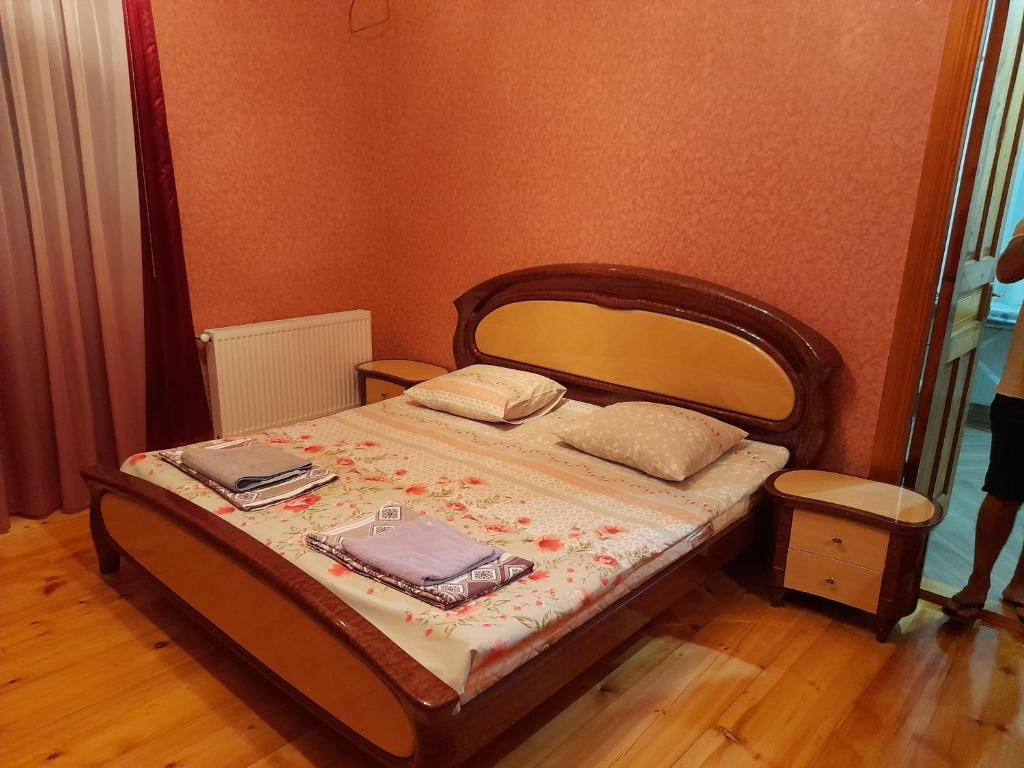 een slaapkamer met een bed met twee handdoeken erop bij Zaalis wine cellar in Vani