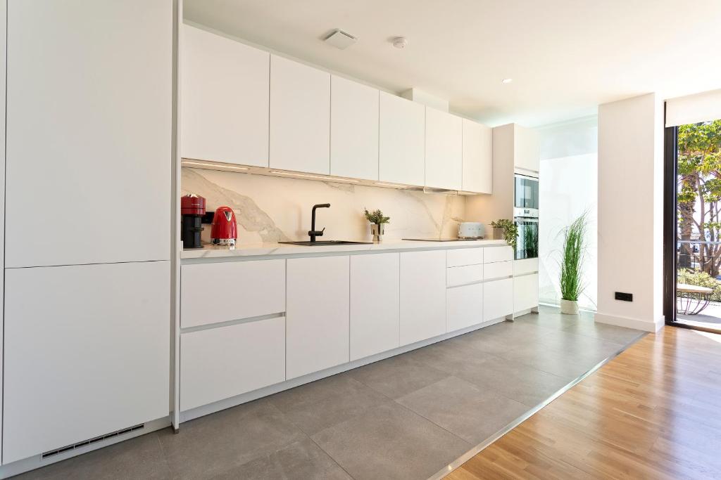 A kitchen or kitchenette at Malagueta Beach Front Luxury Apartment by Rent Me