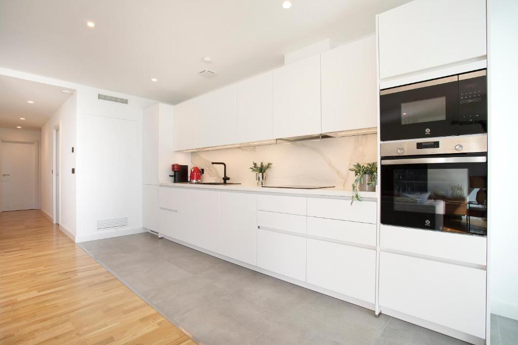 A kitchen or kitchenette at Malagueta Beach Front Luxury Apartment by Rent Me