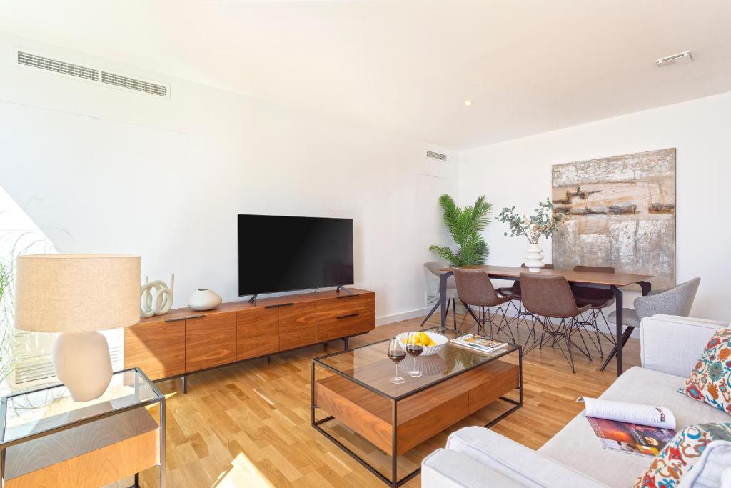 A television and/or entertainment centre at Malagueta Beach Front Luxury Apartment by Rent Me