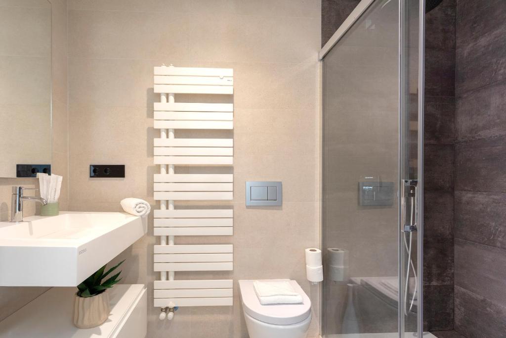 A bathroom at Malagueta Beach Front Luxury Apartment by Rent Me