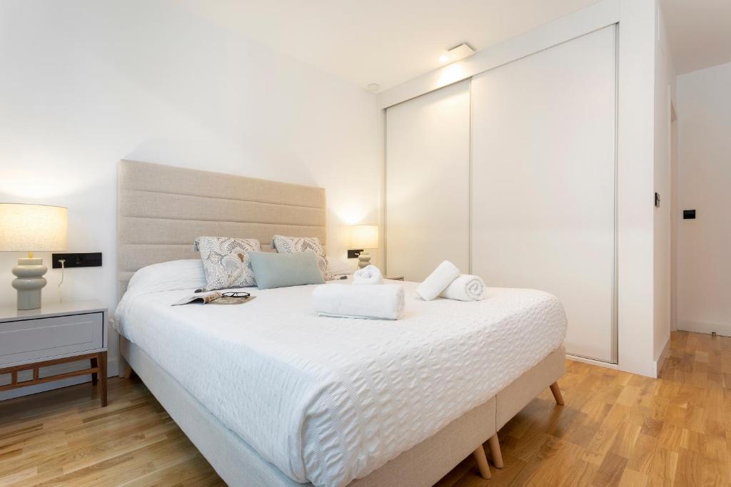 A bed or beds in a room at Malagueta Beach Front Luxury Apartment by Rent Me