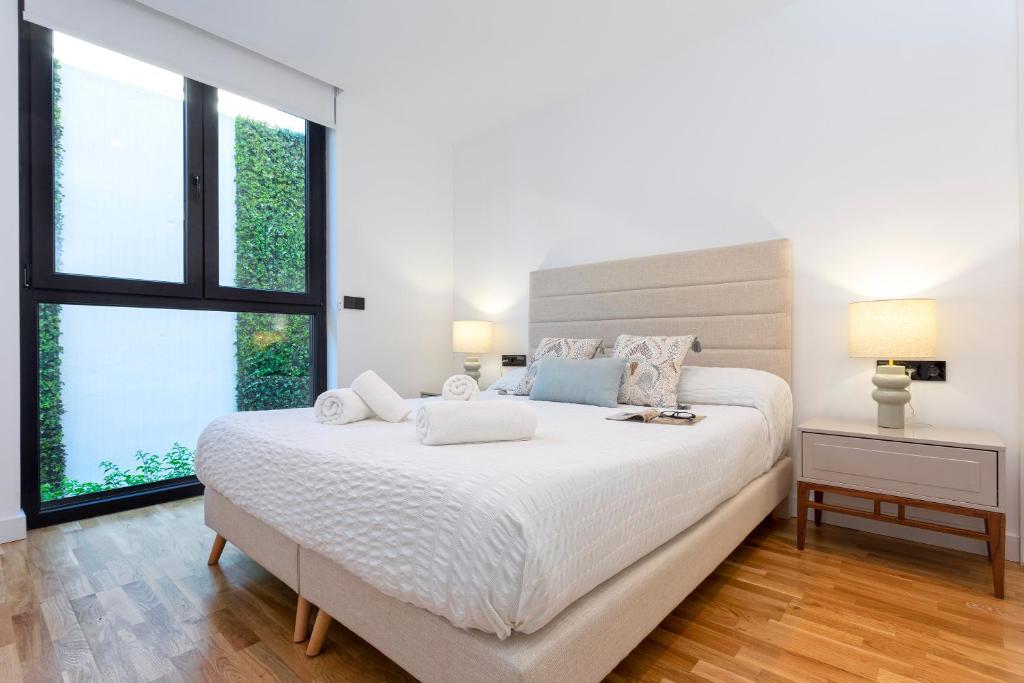 A bed or beds in a room at Malagueta Beach Front Luxury Apartment by Rent Me