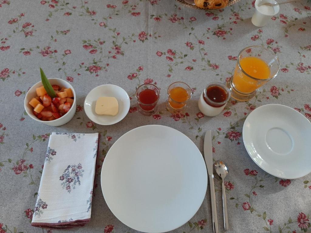 a table with a mirror and a bowl of food and drinks at Maison Coqueréaumont in Montagne