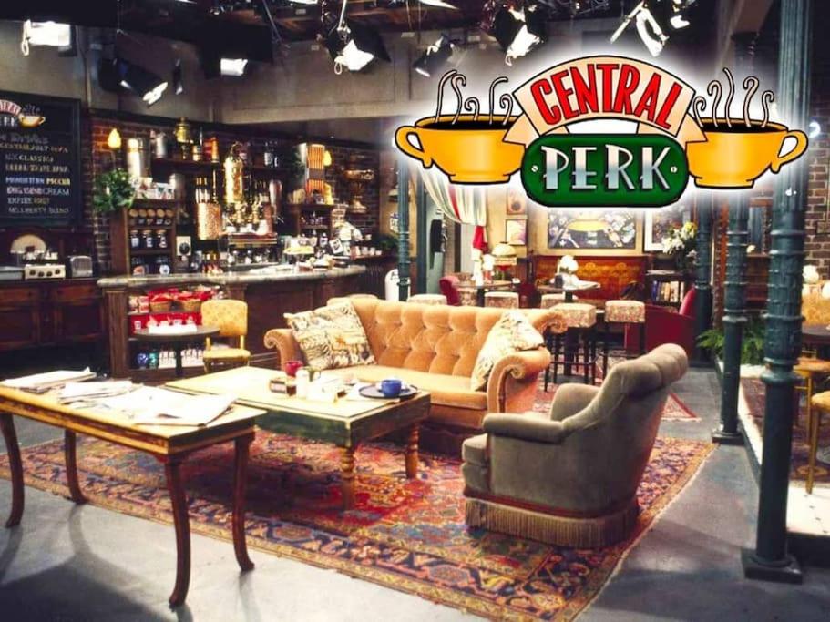 uma sala de estar com um sofá e um bar em Central Perk - NEW @ Brescia em Brescia