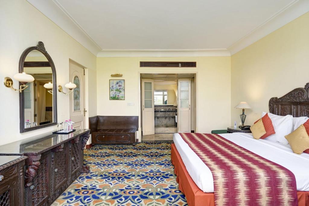 Postel nebo postele na pokoji v ubytování The Cama - A Sabarmati Riverfront Hotel