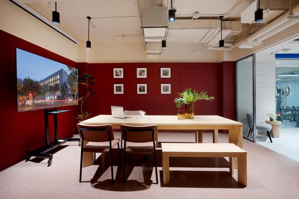 an office with red walls and a table and chairs at base-Beijing Wangfujing Serviced Apartment- in Hutong &Bike rental &Close to Forbidden City, Tian'anmen Square &Subway nearby &Free coffee &Washing machine,Kitchen &Restaurant discount &English speaking &High speed free WiFi in Beijing
