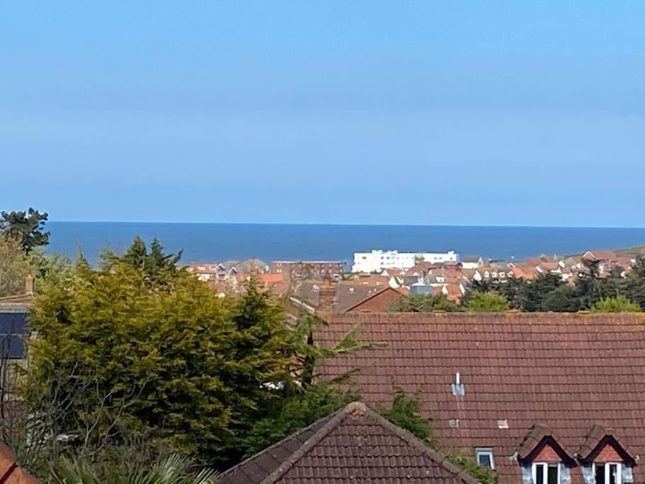 vistas a los tejados de las casas de una ciudad en Sheringham, Norfolk - Seaside Retreat - 15 min walk to beach, en Sheringham