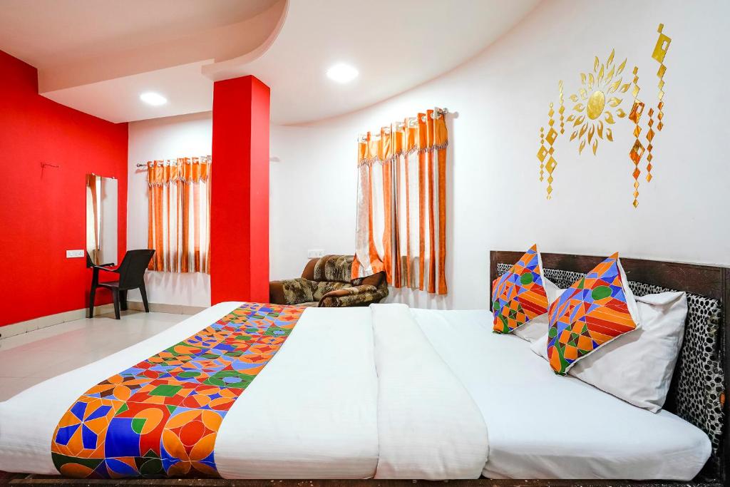 Postel nebo postele na pokoji v ubytování FabExpress Sai Lodging - Nashik Railway Station