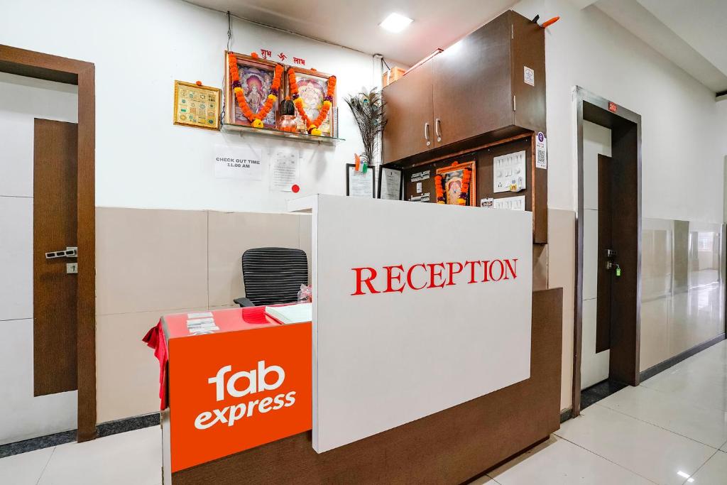 Vstupní hala nebo recepce v ubytování FabExpress Sai Lodging - Nashik Railway Station